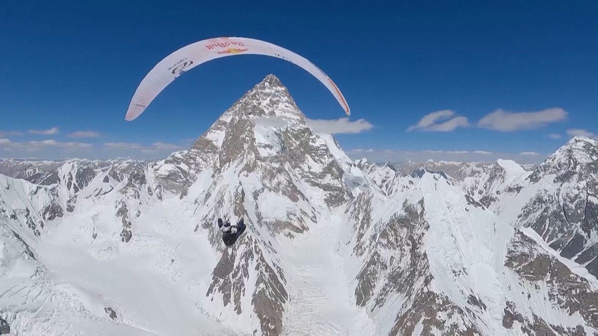 Paraglidisté podnikli historický let k hoře K2, podívejte se na záběry
